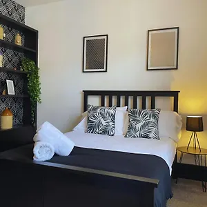 The Church House - 3 Bedroom House + Free Parking Nottingham